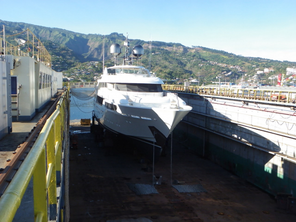 Le yacht Legacy à sec au dock flottant.